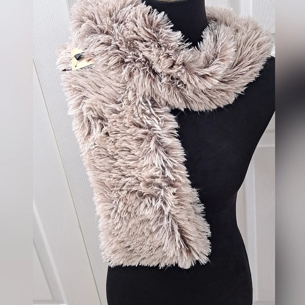 NWT Spunky Soul Grey & White Infinity Scarf
